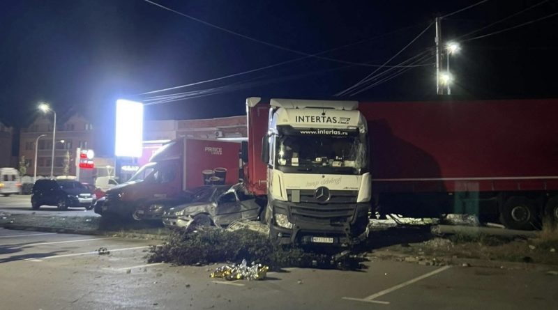 E rëndë: Shoferi i kamionit pësoi sulm dhe goditi 20 vetura, u gjet i vdekur