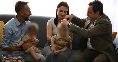 Albin Kurti ua pret flokët dy vogëlushëve, bëhet kumbarë i dy fëmijëve të një aktivisti