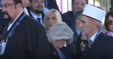 Hoxha shqiptar i Tërnocit krah Vuçiqit në paradën e ushtrisë serbe në Beograd