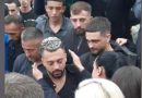 Egli Tako merr pjesë në ceremoninë e varrimit të vëllait të Gjestit, përqafohen me këngëtarin