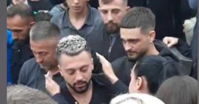 Egli Tako merr pjesë në ceremoninë e varrimit të vëllait të Gjestit, përqafohen me këngëtarin