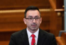 “Kemi shku me fletore, i kemi mbajtë ka 2-3 orë”- Çka thoshte dikur për shkollën Dimali i 1-shave, e çka thotë tash?