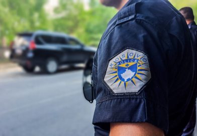 “Polici është detyruar të hapë derën me forcë”, shpëtohet jeta e një 21-vjeçareje  pasi po tentonte të hidhej nga ballkoni