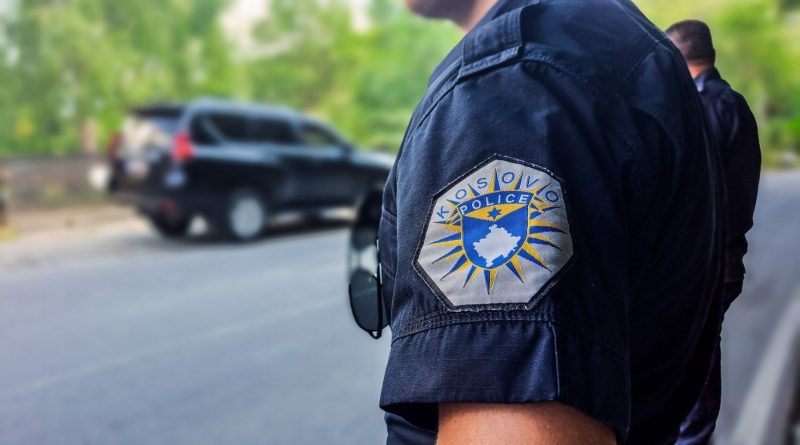 “Polici është detyruar të hapë derën me forcë”, shpëtohet jeta e një 21-vjeçareje  pasi po tentonte të hidhej nga ballkoni