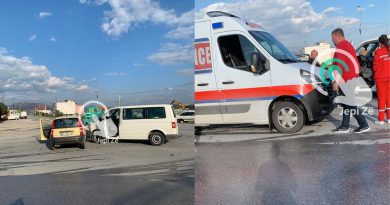 Aksident mes dy veturave në Mitrovicë, Policia: Lëndime ka pësuar një person