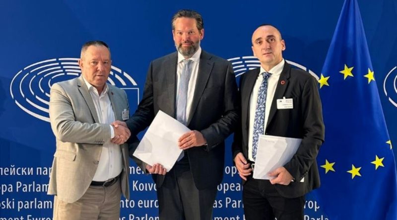 Përfaqësuesit e OVL UÇK-së takohen me eurodeputetin Mandl – ia paraqesin shqetësimet për Specialen