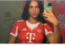 Dua Lipa e vesh fanellën e Bayernit, klubi ‘mahnitet’: E kuqja është definitivisht ngjyra e jote