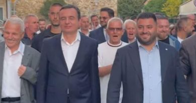 Kurti në Vushtrri, pritet me thirrjet “Hashim Thaçi