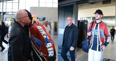 Presidenti i FFK-së pret në aeroport yllin e ri të futbollit që zgjodhi të luajë për Kosovën, Leon Avdullahu