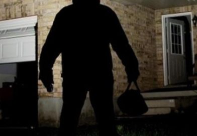 Vjedhje e rëndë në Prizren: Hajni hynë me forcë në shtëpi dhe vjedh një armë “Pump Shotgun” Vjedhje e rëndë në Prizren: Hajni hynë me forcë në shtëpi dhe vjedh një armë “Pump Shotgun”