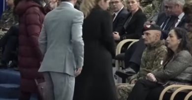Moment i sikletshëm për Dimal Bashën në ceremoninë e KFOR-it – nuk gjen vendin ku të ulet, Vjosa Osmani e injoron