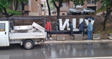 Në veri të Mitrovicës, largohet shkrimi në cirilik “E dua Mitrovicën”