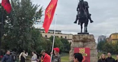 Atmosferë festive në Tiranë: Mbërrijnë qytetarët e parë nga Kosova dhe një grup mërgimtarësh