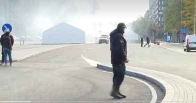 Të shtëna dhe zjarr në tendat e përkrahësve të Vuçiqit para parlamentit serb