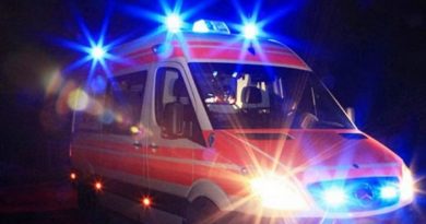 Familjarët e pacientit godasin ambulancën gjatë transferimit, plagosen infermieri dhe shoferi