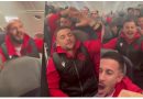 “Bac u kry”, futbollistët e Shqipërisë i këndojnë Adem Jasharit në aeroplan pas fitores në Leskovc