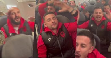 “Bac u kry”, futbollistët e Shqipërisë i këndojnë Adem Jasharit në aeroplan pas fitores në Leskovc
