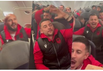 “Bac u kry”, futbollistët e Shqipërisë i këndojnë Adem Jasharit në aeroplan pas fitores në Leskovc