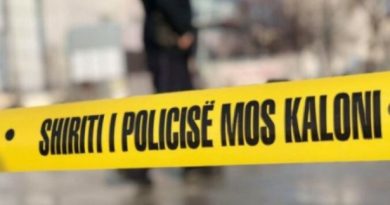 Vriten me armë zjarri dy të rinj në Durrës