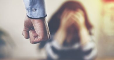 Mosmarrëveshja për kthim në Gjermani përfundon me dhunë – burri dyshohet se e rrahu gruan në Vushtrri Mosmarrëveshja për kthim në Gjermani përfundon me dhunë – burri dyshohet se e rrahu gruan në Vushtrri