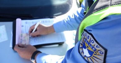 Instruktorja e auto-shkollës gjobitet pasi kandidatja përdori telefonin