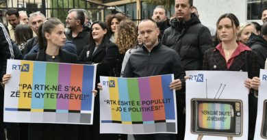 Protestojnë për paga punonjësit e televizionit publik, paralajmërojnë grevë të përgjithshme