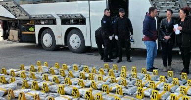 Iu gjetën 120 kg narkotikë në autobus, përfundon në pranga shoferi