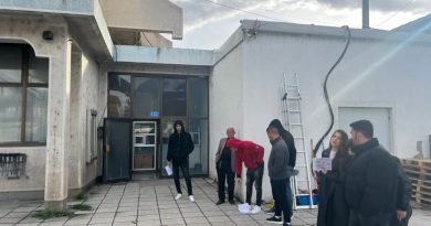 Qytetarët në radhë para Qendrës së Patent-Shoferëve në Mitrovicë, stafi nuk punon për shkak të kundërmimit
