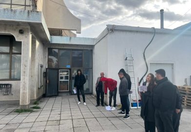 Qytetarët në radhë para Qendrës së Patent-Shoferëve në Mitrovicë, stafi nuk punon për shkak të kundërmimit Qytetarët në radhë para Qendrës së Patent-Shoferëve në Mitrovicë, stafi nuk punon për shkak të kundërmimit