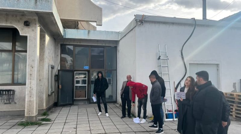 Qytetarët në radhë para Qendrës së Patent-Shoferëve në Mitrovicë, stafi nuk punon për shkak të kundërmimit Qytetarët në radhë para Qendrës së Patent-Shoferëve në Mitrovicë, stafi nuk punon për shkak të kundërmimit