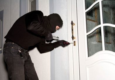 Vjedhje e rëndë në Prizren – hajni hyn në shtëpinë e çiftit dhe largohet me stoli ari, para e çanta luksoze me vlerë mbi 20 mijë euro Vjedhje e rëndë në Prizren – hajni hyn në shtëpinë e çiftit dhe largohet me stoli ari, para e çanta luksoze me vlerë mbi 20 mijë euro