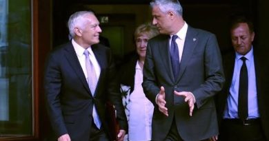 Fuqia e Wesley Clark: Një nga dëshmitarët e vetëm të cilit gjyqtarët nuk ‘guxuan’ t’i bëjnë pyetje, ia lejuan edhe fjalimin