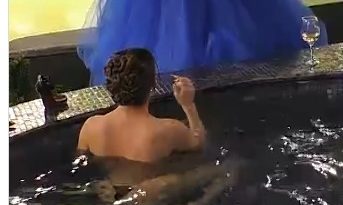 Bia nuk heziton, zhvi*shet veç në tanga (video e nxehtë)