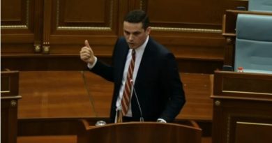 Gruda i vetëm trazon VV-në në Kuvend, çmonton qëndrimet e Muratit dhe Haxhiut