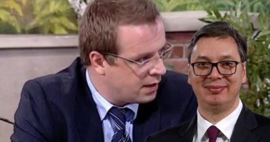 Avokati serb publikon pamje ku thotë se Vuçiqi shihet me snajper gjatë rrethimit të Sarajevës