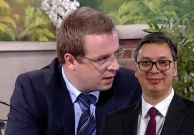 Avokati serb publikon pamje ku thotë se Vuçiqi shihet me snajper gjatë rrethimit të Sarajevës