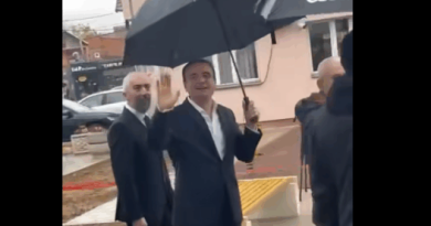 Kurti nuk i ndahet Mitrovicës: Nëpër shi dhe gati me gjysmën e kabinetit të tij ai sërish shkon të Peci