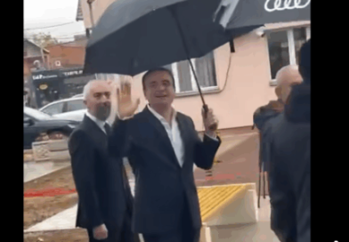 Kurti nuk i ndahet Mitrovicës: Nëpër shi dhe gati me gjysmën e kabinetit të tij ai sërish shkon të Peci Kurti nuk i ndahet Mitrovicës: Nëpër shi dhe gati me gjysmën e kabinetit të tij ai sërish shkon të Peci