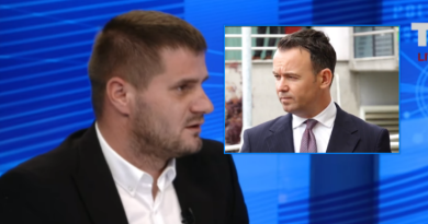 Olluri ironizon rastet në Mitrovicë: ‘Krejt rastësisht’ çdo gjë në favor të Pecit, tamam puna me vjedh vota