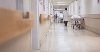 Vdes fëmija një vjeçar në Spital, prindi akuzon stafin për trajtim të pandërgjegjshëm
