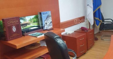 Izmir Zeqiri pas dorëzimit të detyrës në Zubin-Potok: Kryetari i ri i lëvizi simbolet e republikës brenda zyrës