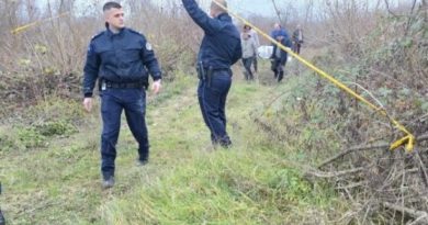 Gjendet trupi i pajetë i një gruaje në lum, Policia në vendngjarje