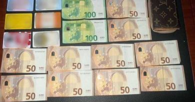 Qytetari gjen goxha para në rrugë, bëhet “burrë i mirë” dhe i dorëzon në Polici