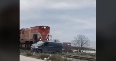 Aksident i rëndë, treni godet një automjet