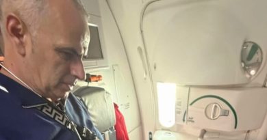 ”Pas 45 minutash hapi sytë” – Mjeku nga Kosova i shpëton mrekullisht jetën në aeroplan një të riu amerikan