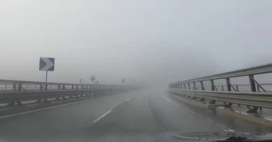 Polici jashtë detyrës e paralajmëroi për mjegullën, shoferi e sulmon në autostradën 