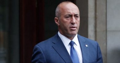 Ramush Haradinaj përlotet derisa sheh videon e nënës Rukë duke vajtuar për djemtë e vrarë