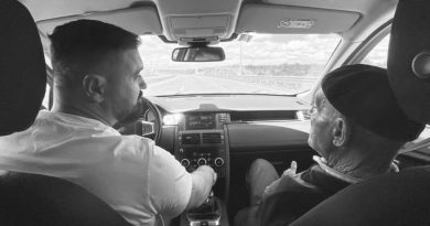 Labit nuk i lejohet të flasë me familjarë – pamje nga varrimi i gjyshit të banorit