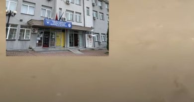 Shkoi për t’i dorëzuar dokumentet e dëmeve nga vërshimet, një grua vdes në oborrin e Komunës së Rahovecit – Policia po heton rastin