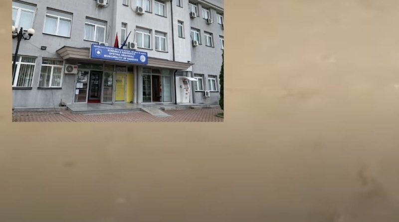 Shkoi për t’i dorëzuar dokumentet e dëmeve nga vërshimet, një grua vdes në oborrin e Komunës së Rahovecit – Policia po heton rastin